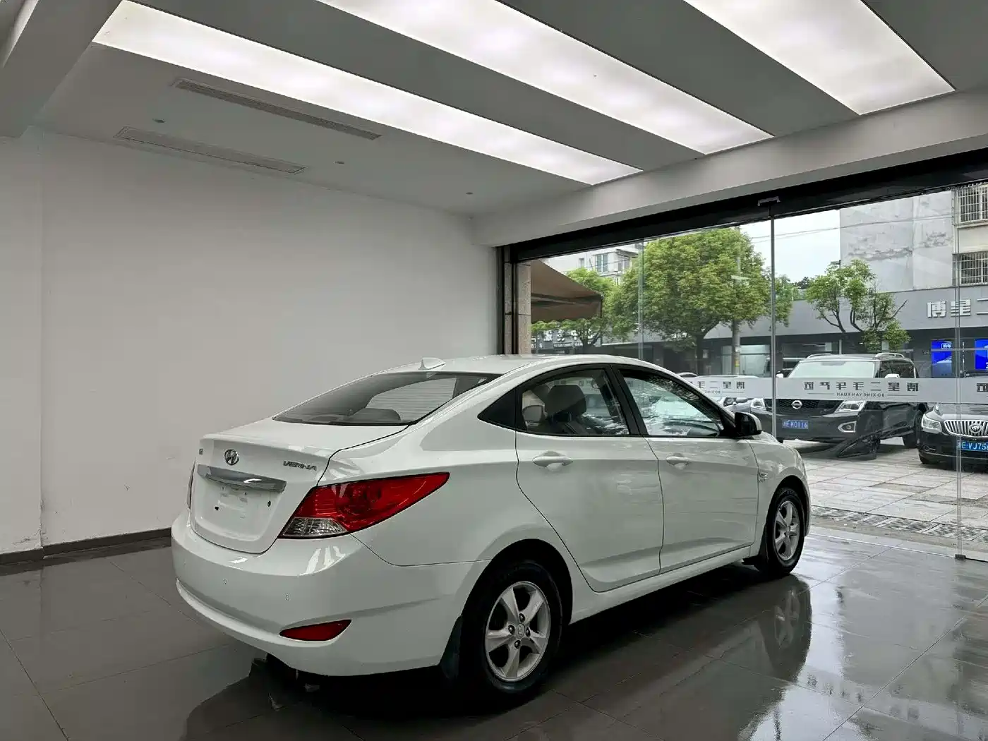 Hyundai Verna 2010 Sedan 1.4L Automatic Fashion GT фото 9
