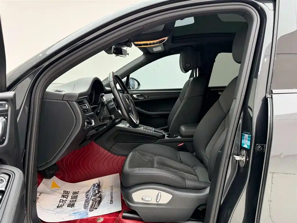 PORSCHE MACAN