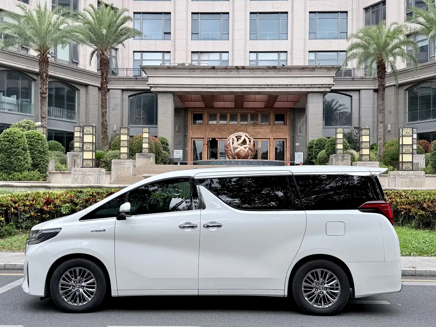 Toyota Alphard 2019 Hybrid 2.5L Premium Edition фото 3