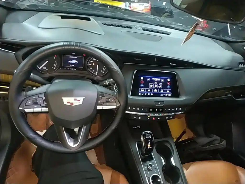 Фото 10 - Cadillac XT4