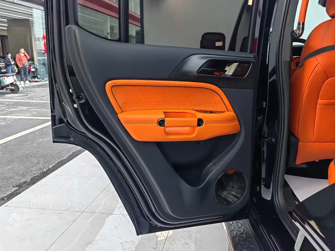 TANK CO CREATION TANK 300