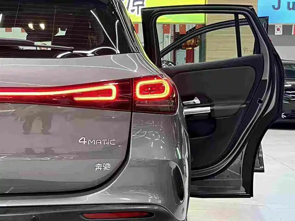 Mercedes-Benz EQA 2022 2022 EQA 300 4MATIC Launch Special Edition