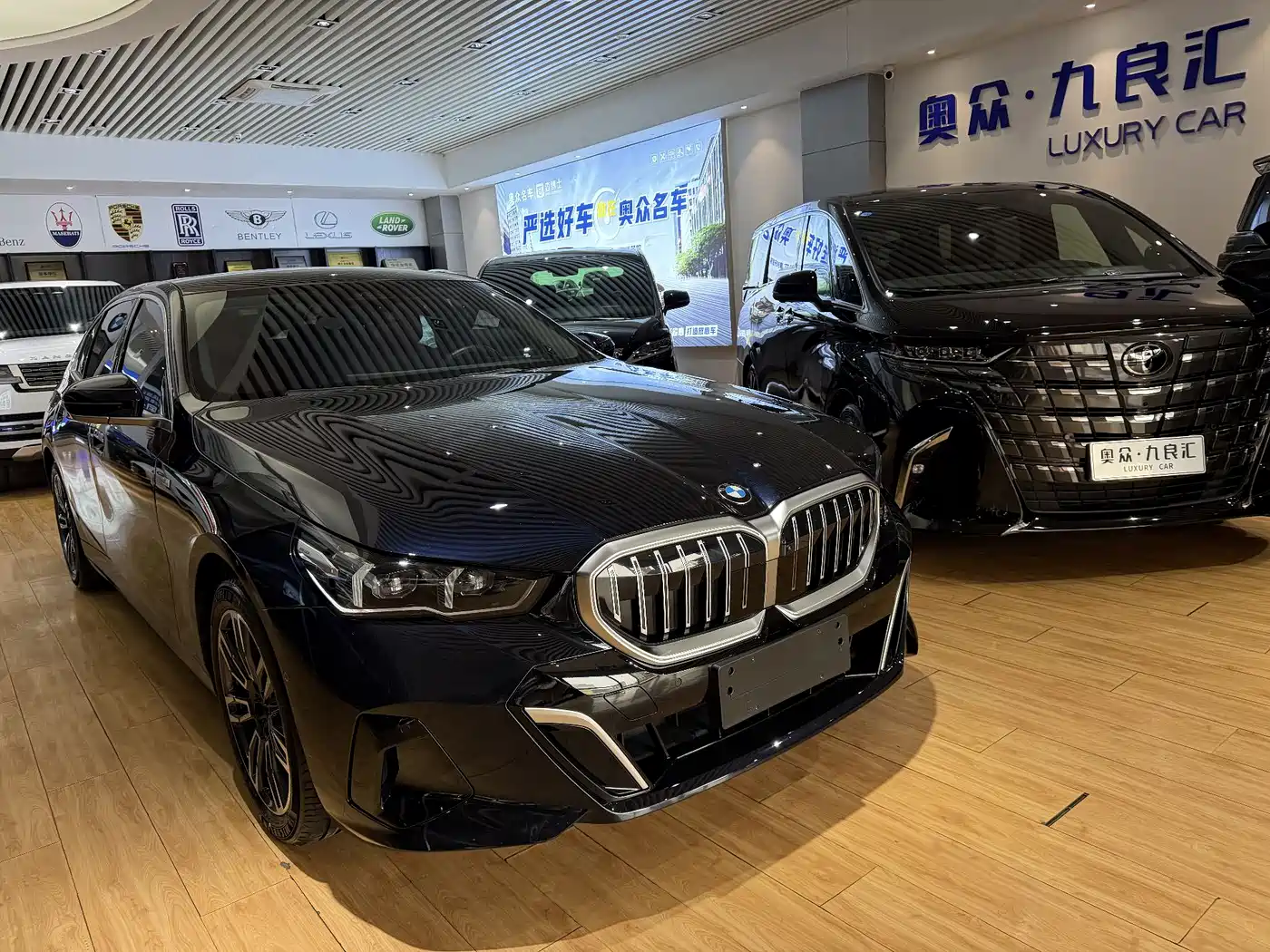 BMW 5 Series 2024 530Li Leading M Sport Package фото 3