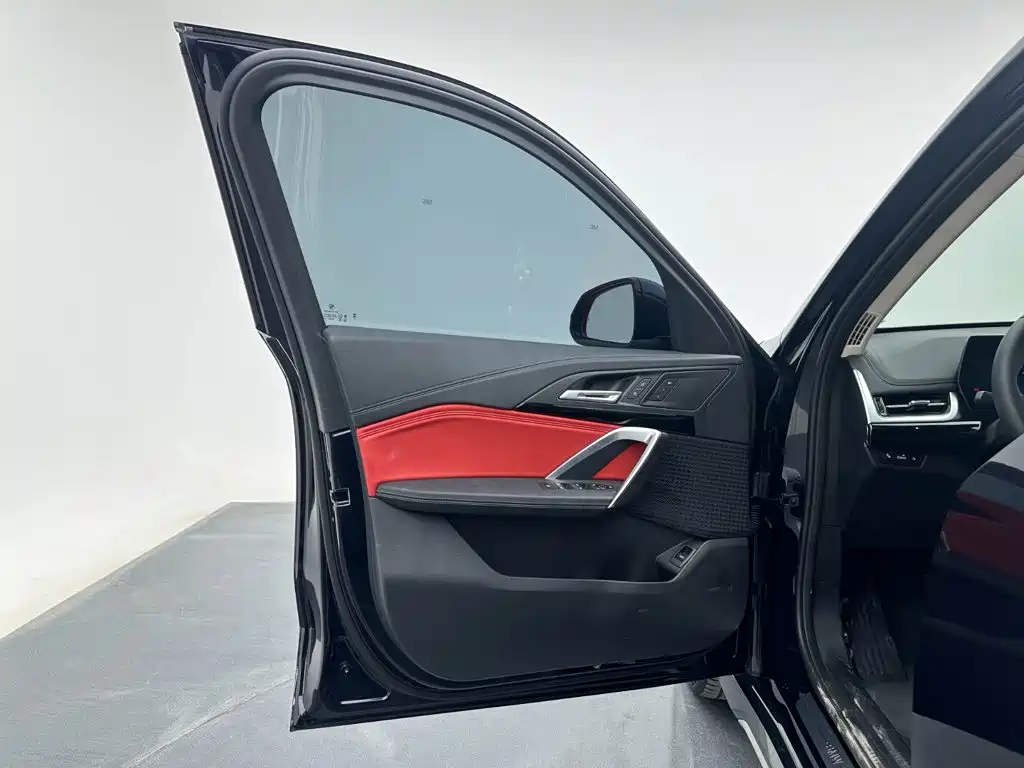 Photo 13 - BMW iX1