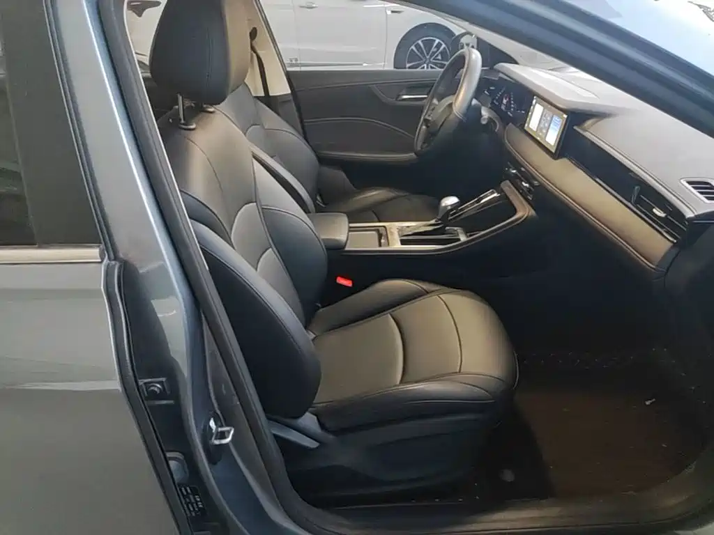 Фото 25 - Roewe i5