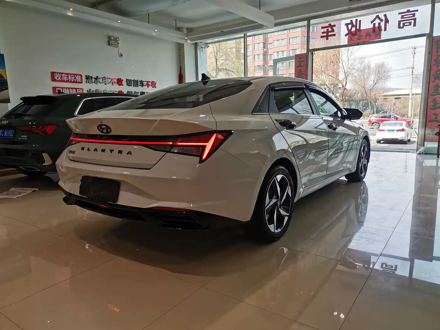 Hyundai Elantra 2022 1.5L CVT LUX Premium Edition фото 21