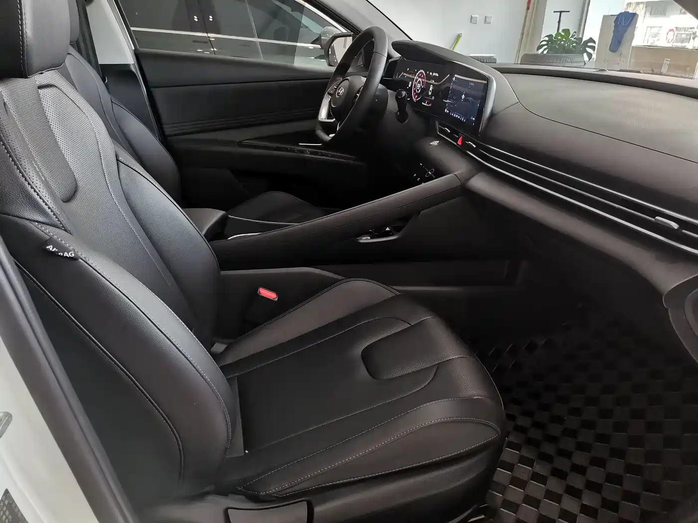 Hyundai Elantra 2022 1.5L CVT LUX Premium Edition фото 12