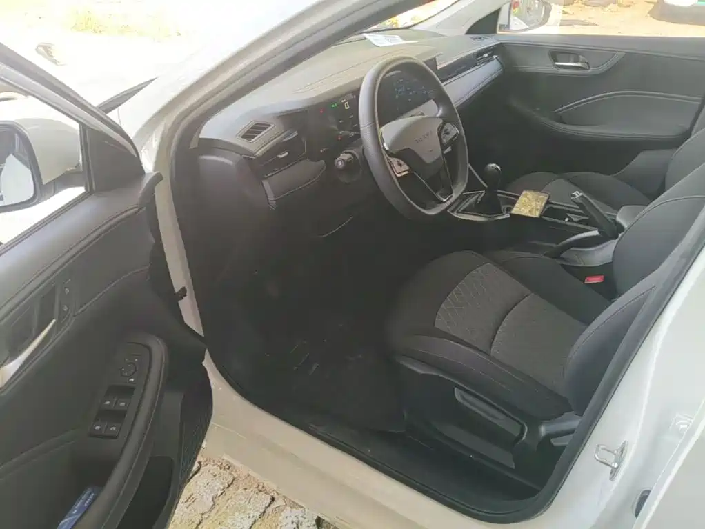 Roewe i5 2025 2023 1.5L Manual Comfort Edition