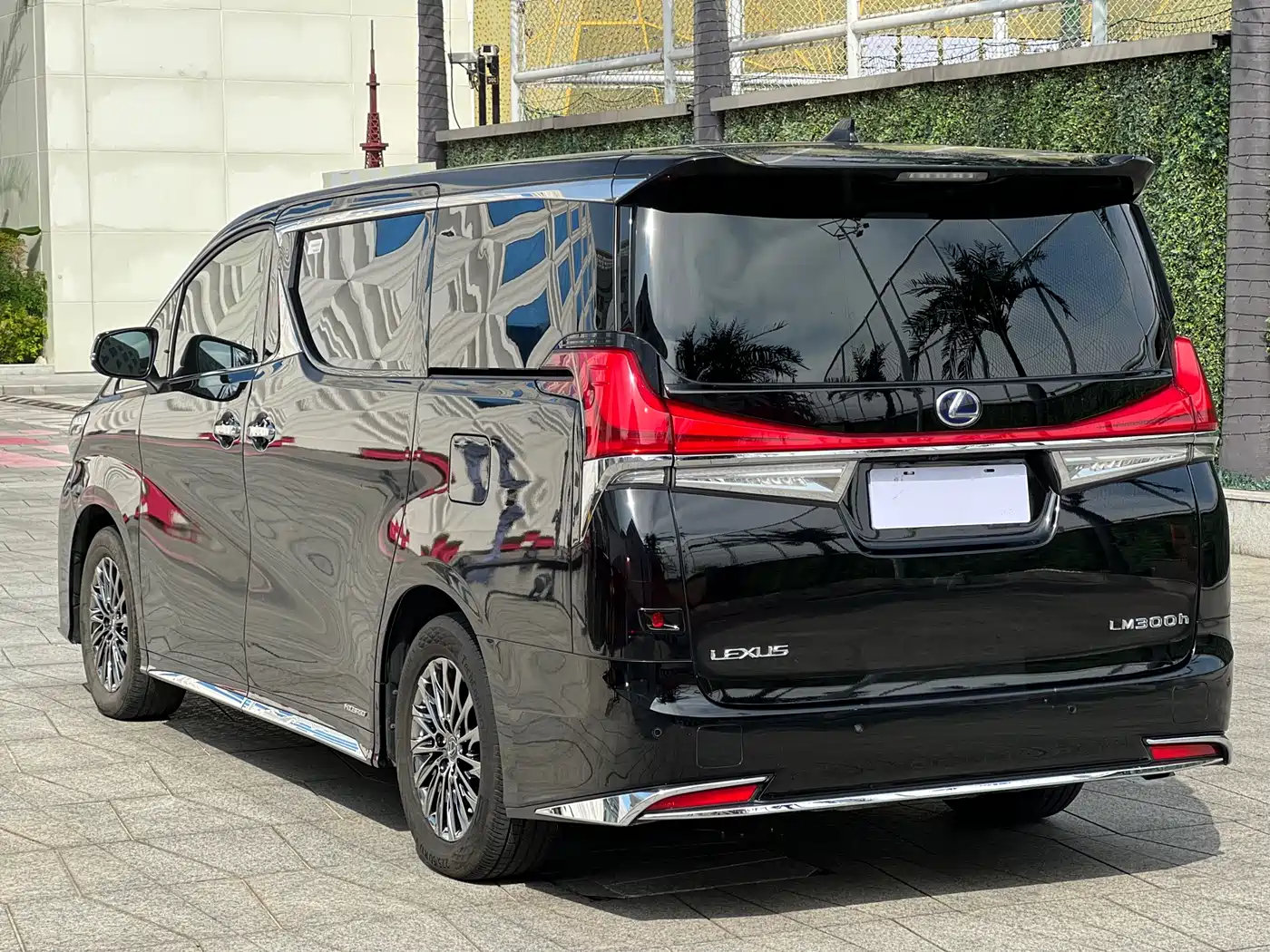 Lexus LM 2020 300h Seven-Seater Elegance Edition фото 4