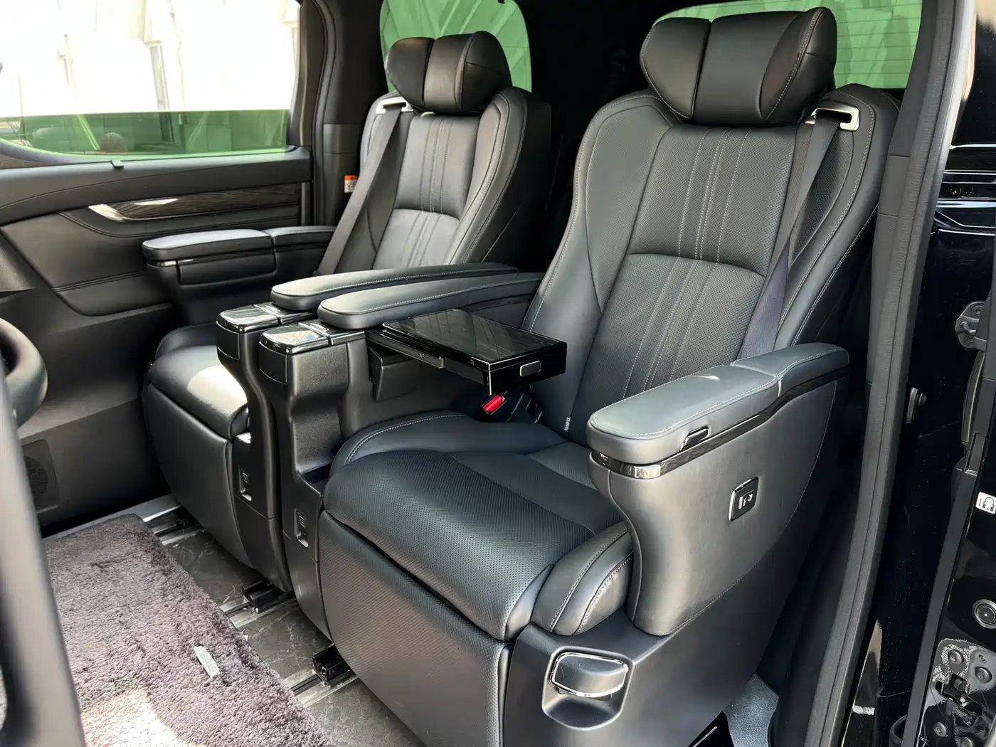 Lexus LM 2020 300h Seven-Seater Elegance Edition фото 15