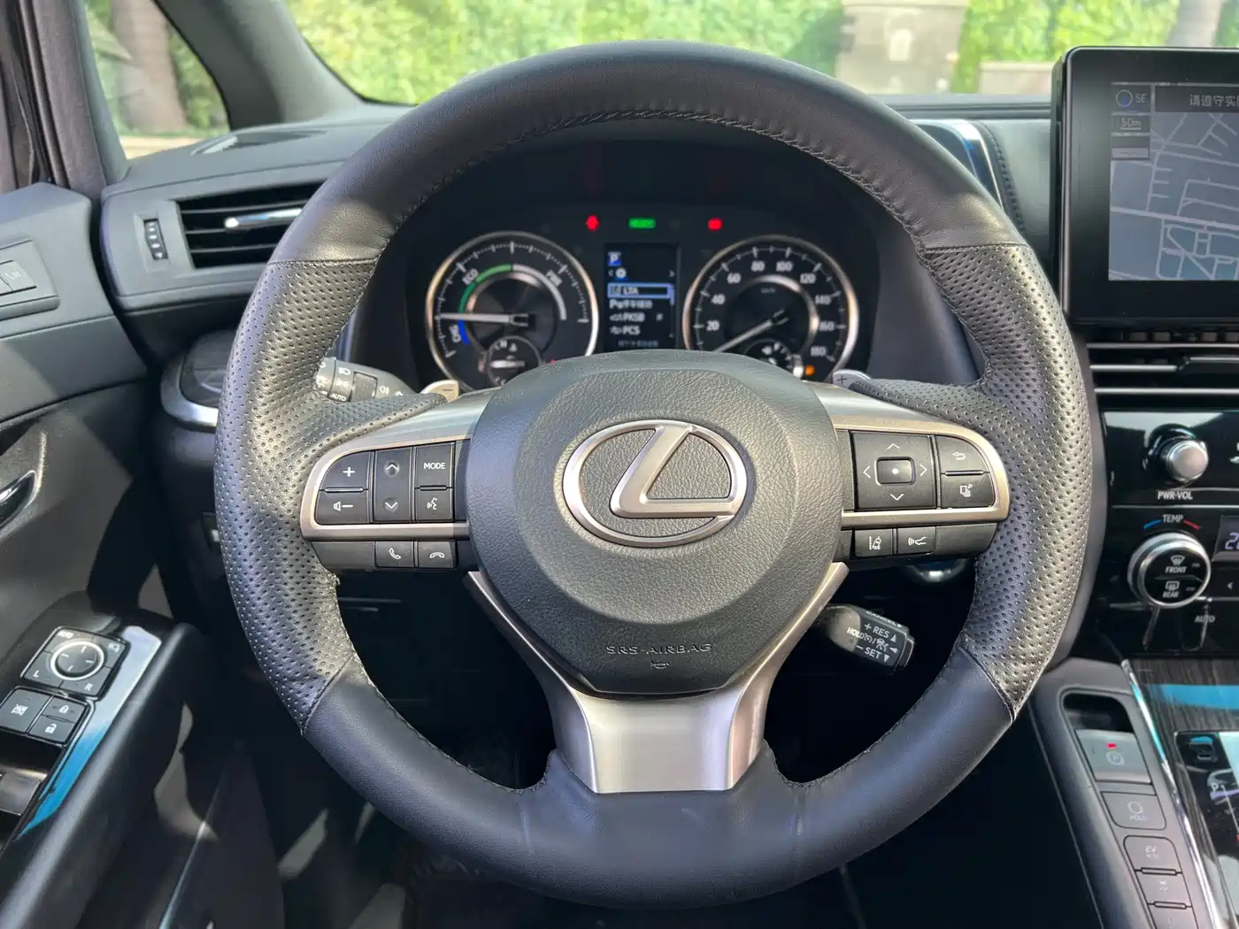 Lexus LM 2020 300h Seven-Seater Elegance Edition фото 18