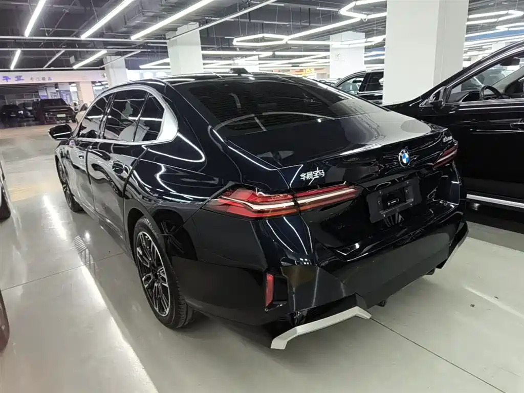 BMW 5 Series 2025 530Li Leading M Sport Package фото 23
