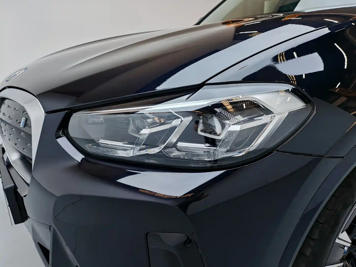 BMW iX3 2022 Leading Edition фото 18