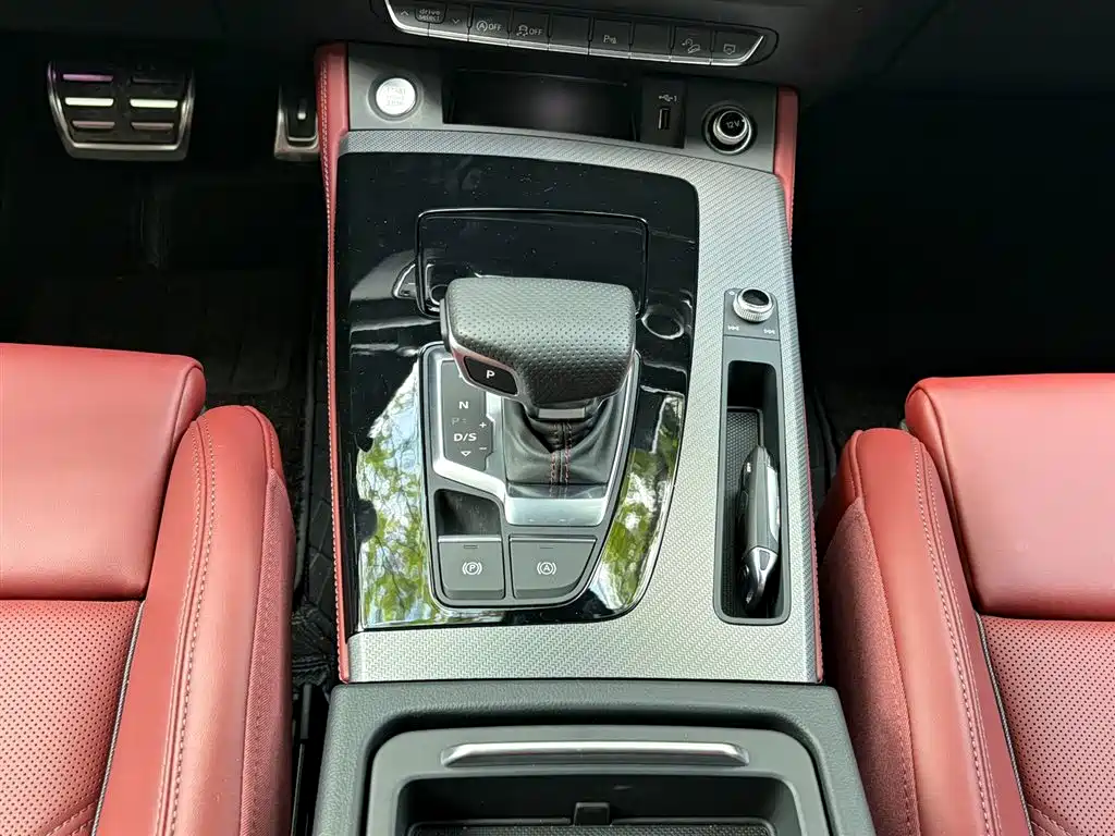 Audi Q5L 2025 45th Anniversary Edition 40 TFSI Luxury Sport фото 18