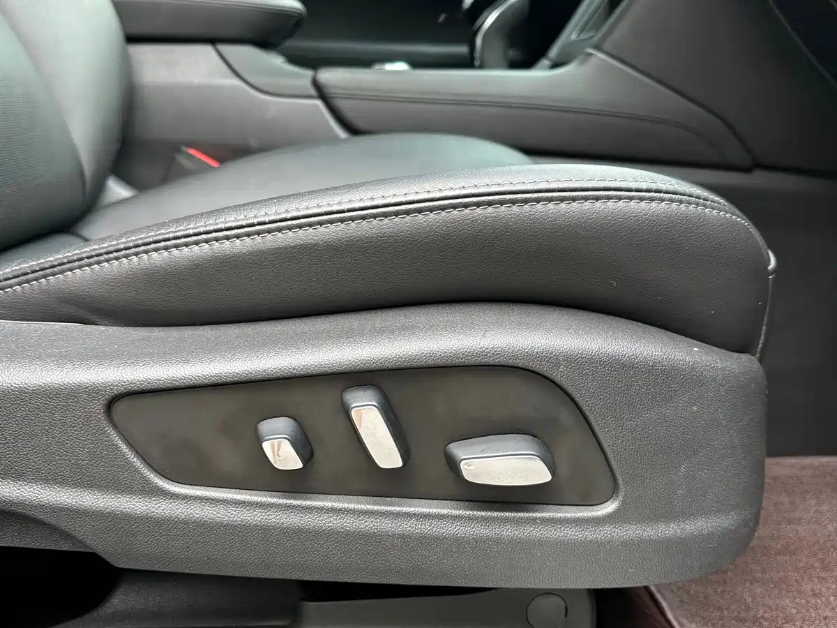 Photo 14 - Cadillac XT5