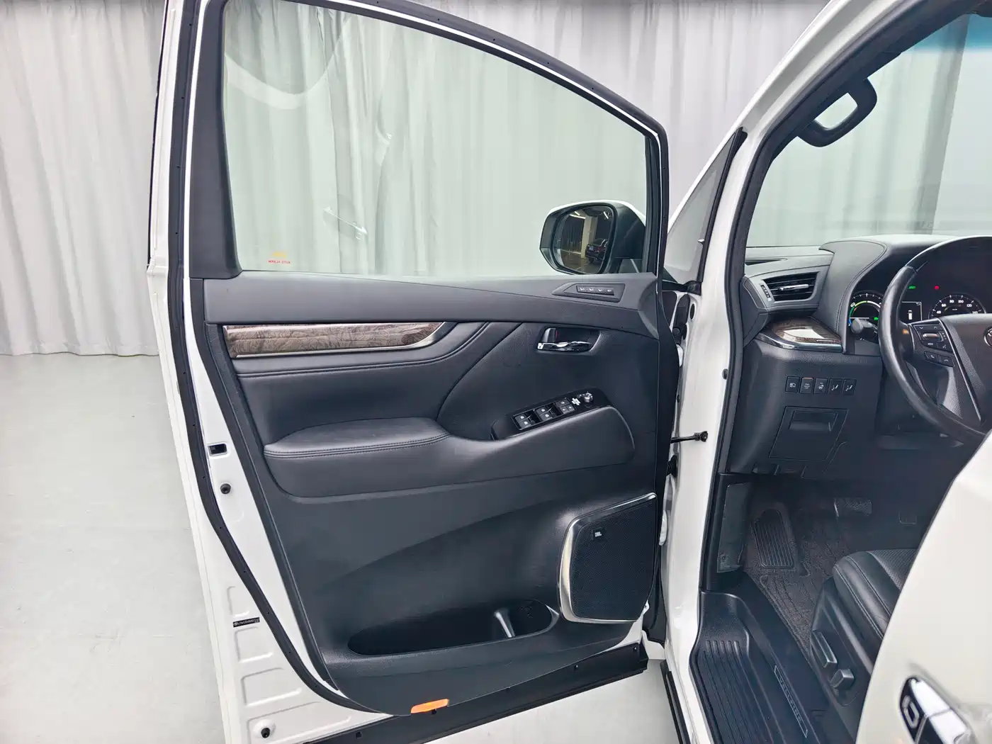 Toyota Vellfire 2019 Hybrid 2.5L HV Premium Edition фото 7