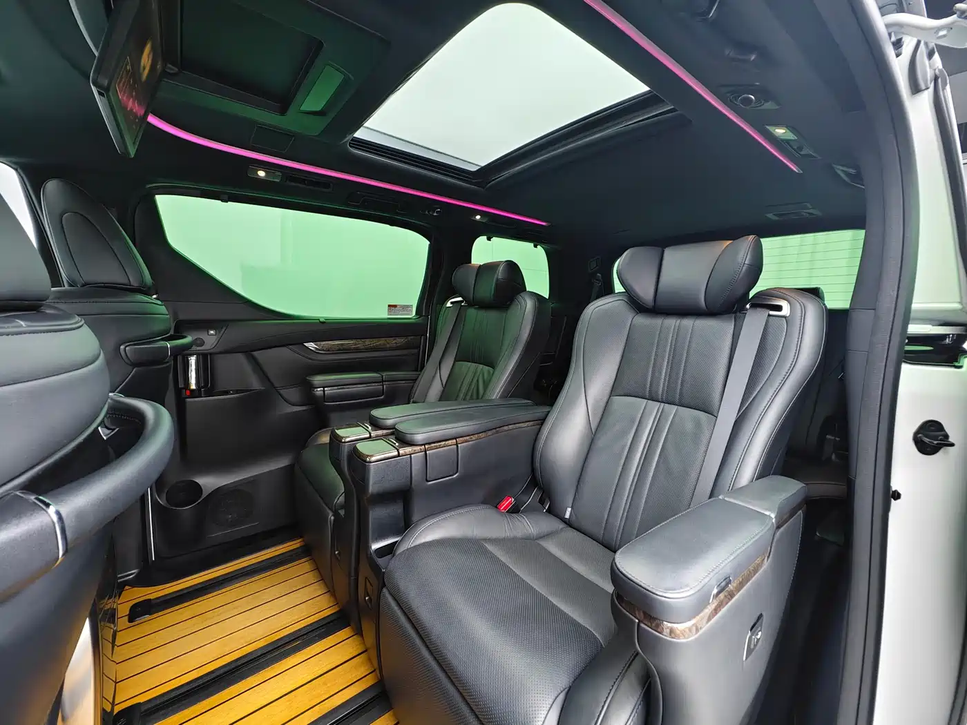 Toyota Vellfire 2019 Hybrid 2.5L HV Premium Edition фото 19