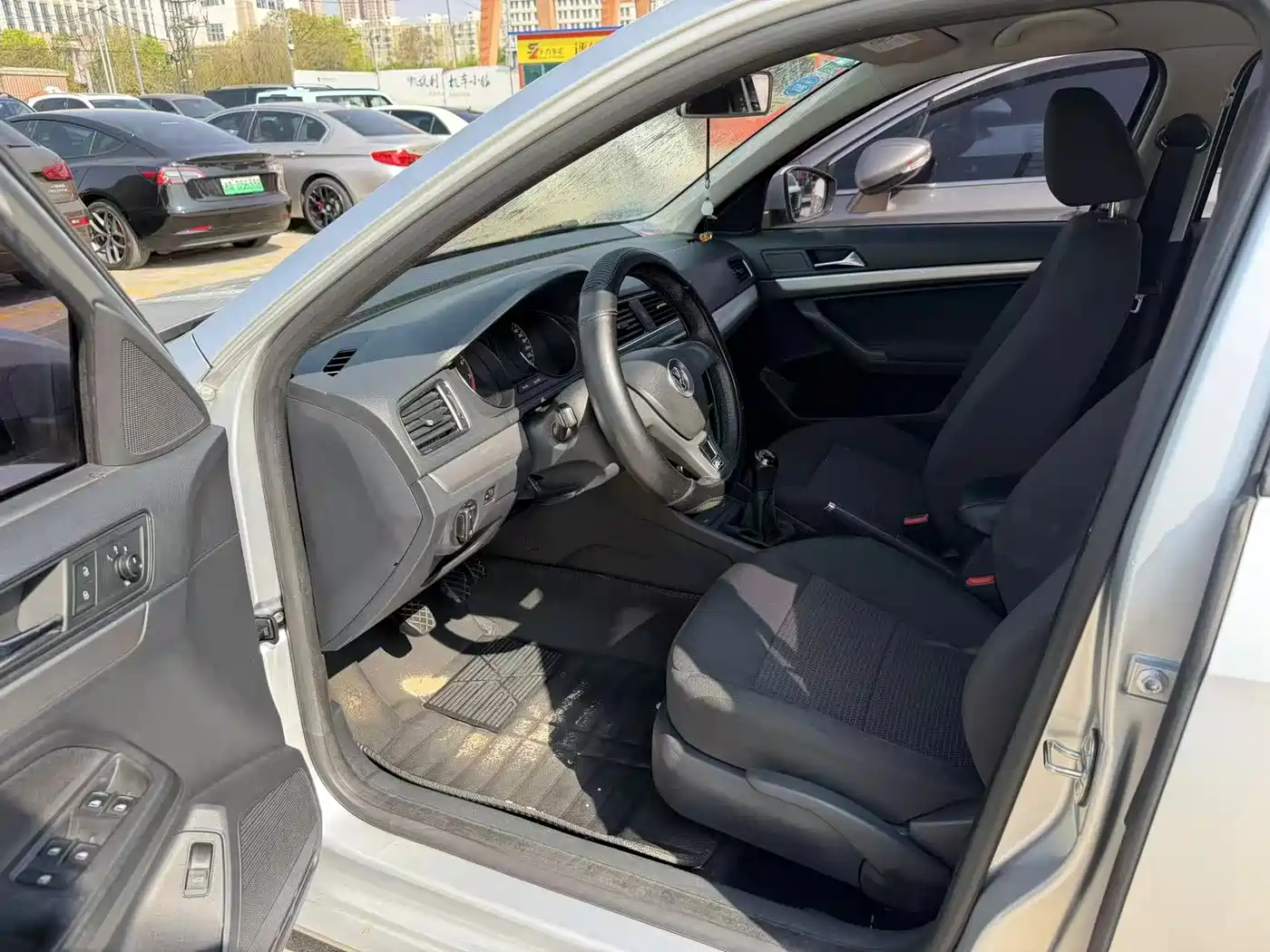 Volkswagen Lavida 2015 1.6L Manual Trend Edition фото 3