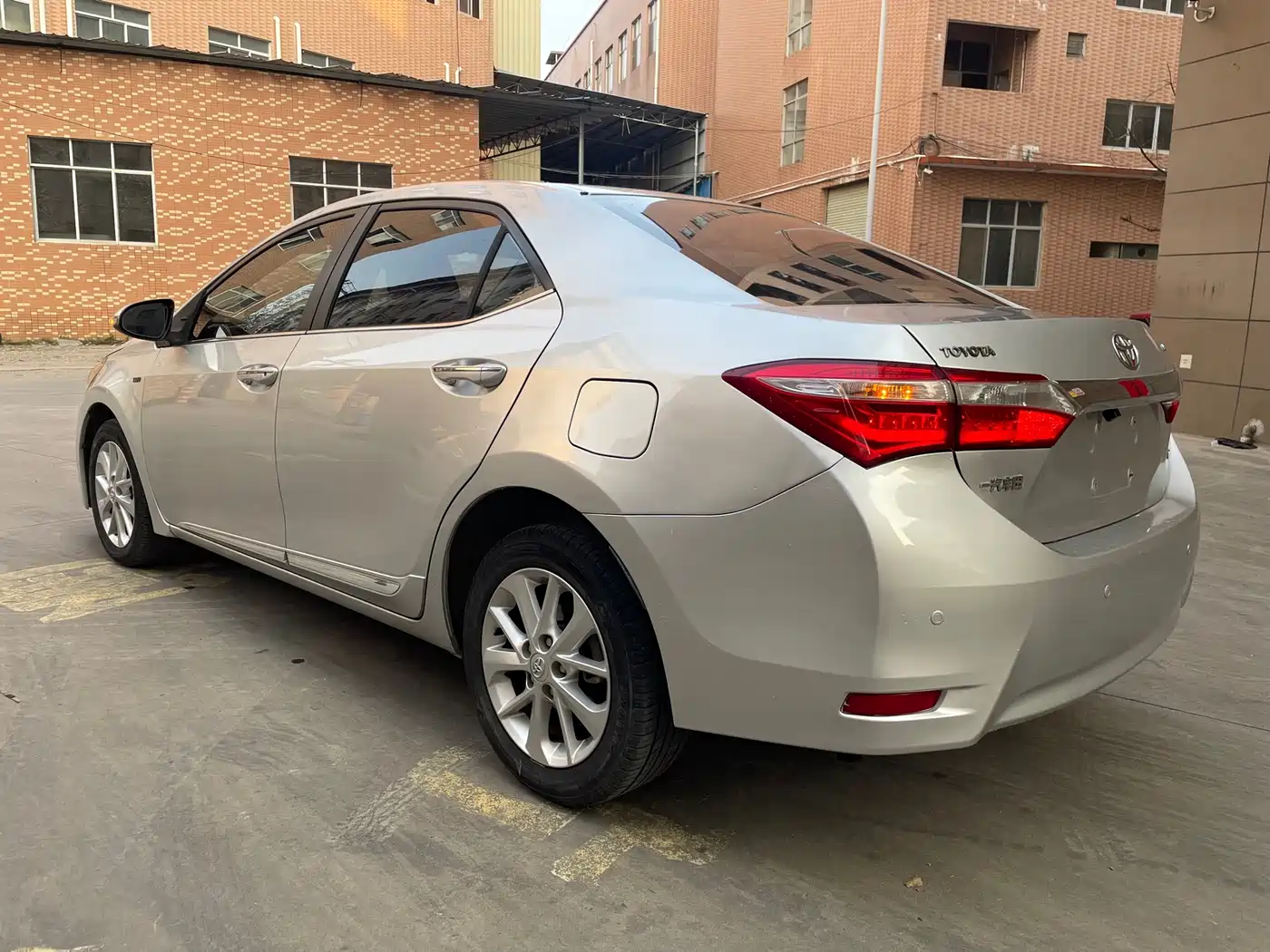 Toyota Corolla 2014 1.6L CVT GL-i Leather Edition фото 7