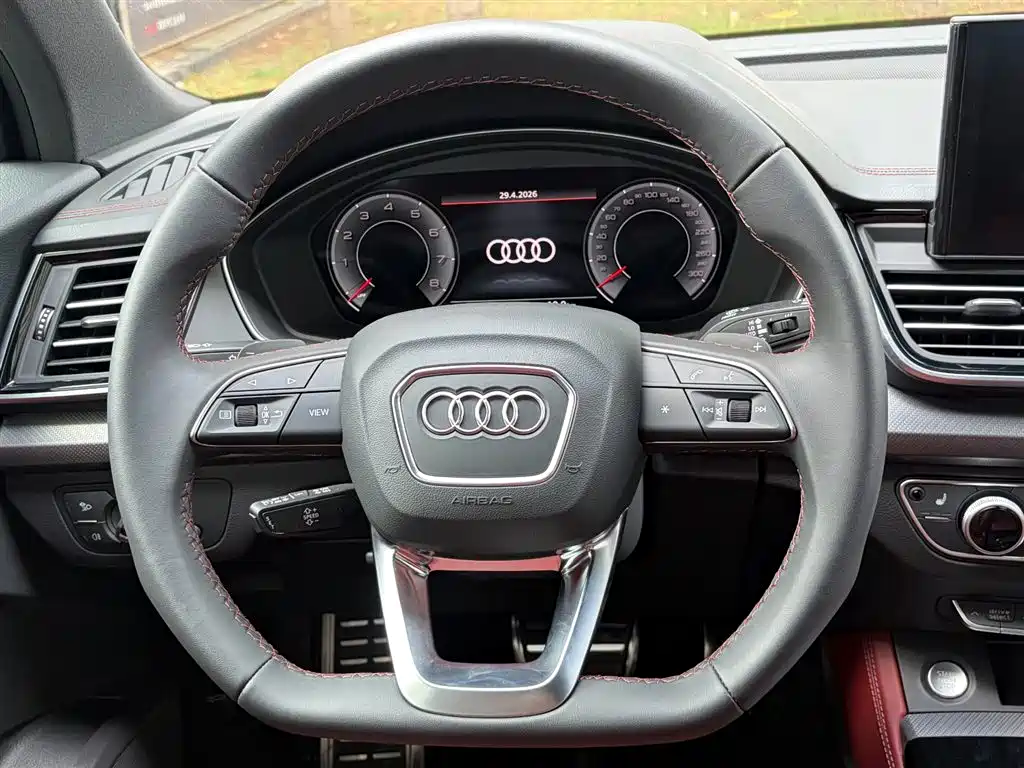 Audi Q5L 2025 45th Anniversary Edition 40 TFSI Luxury Sport фото 17