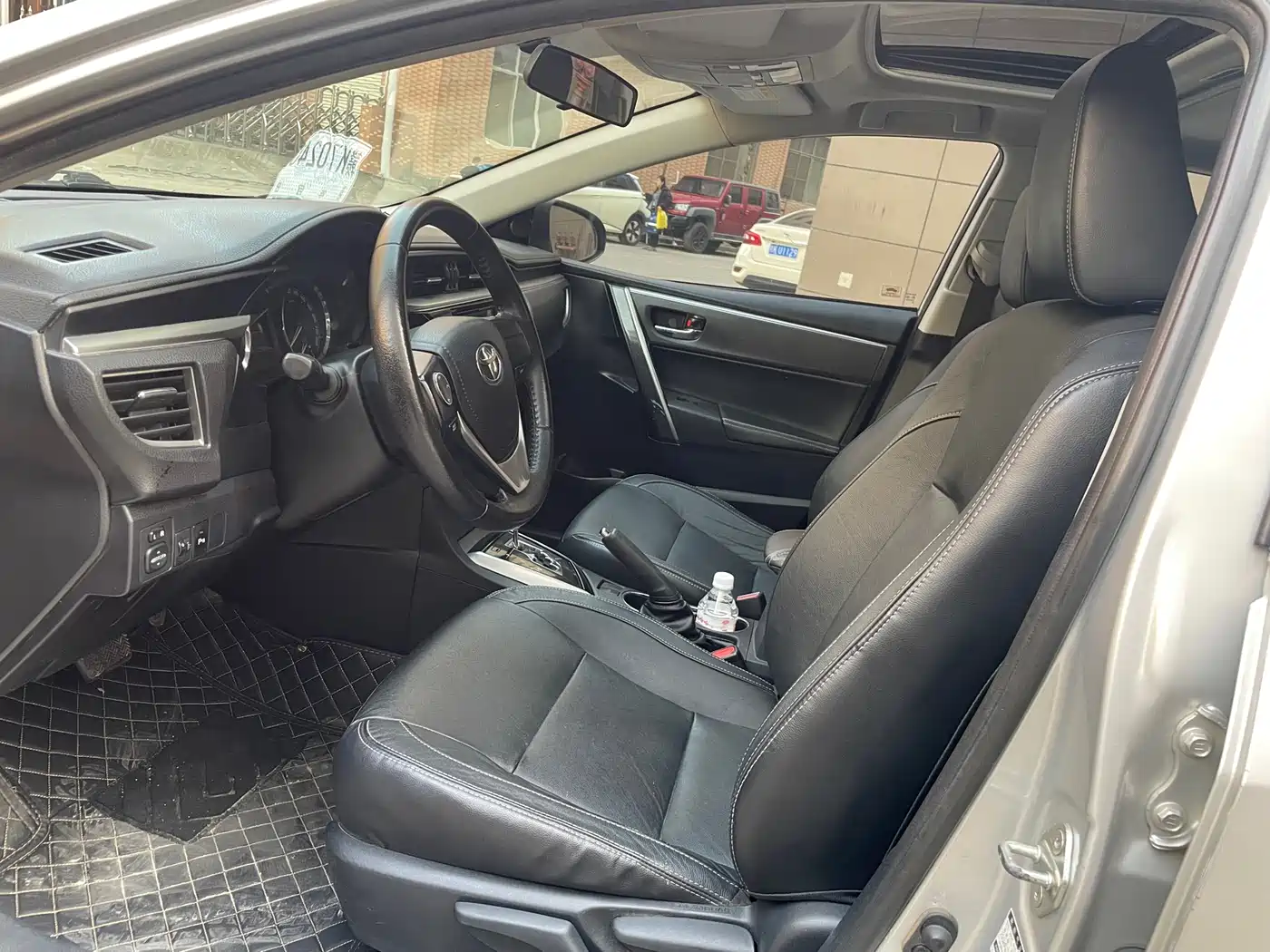Toyota Corolla 2014 1.6L CVT GL-i Leather Edition фото 4