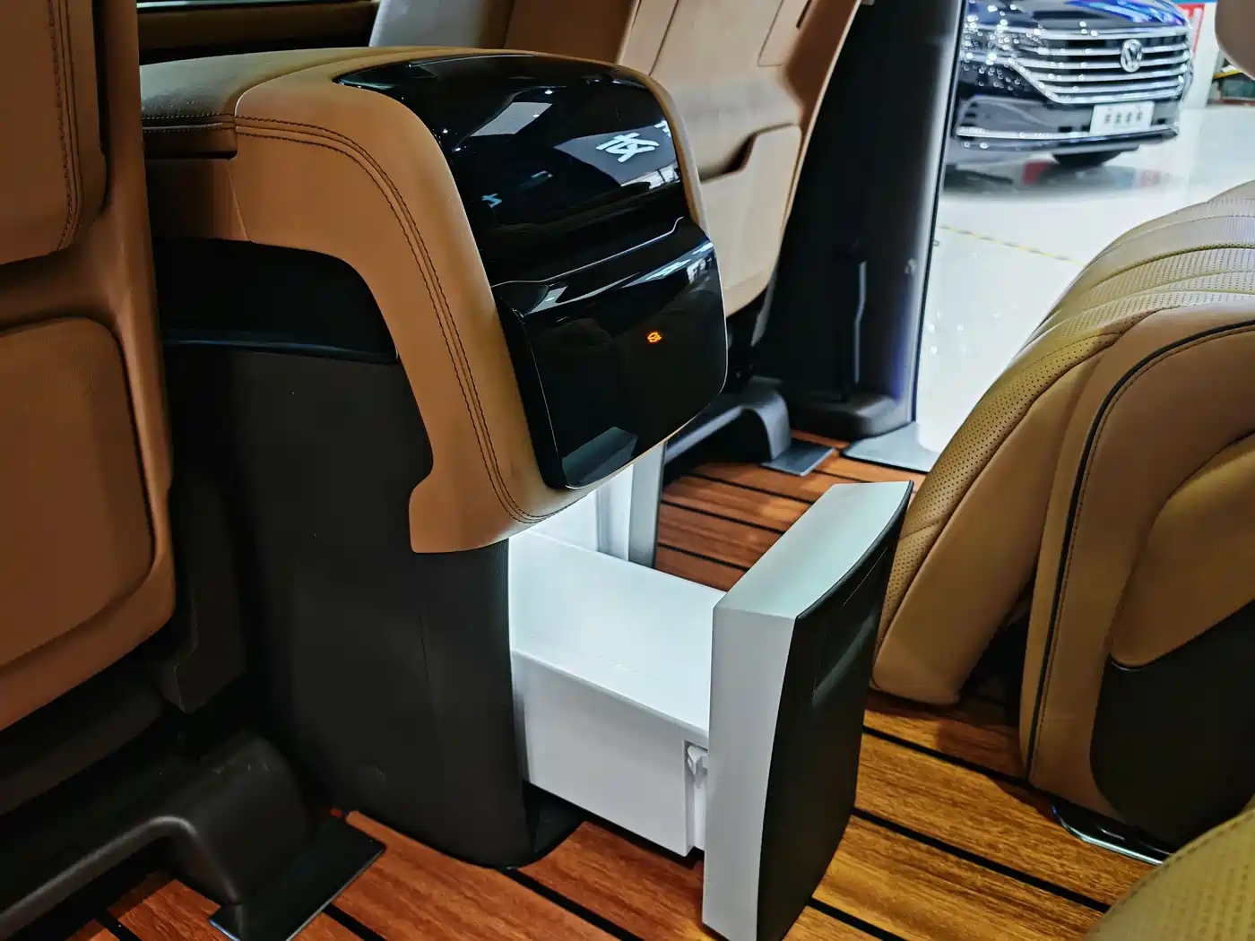 Denza D9 2024 DM-i 1050 Premium фото 10