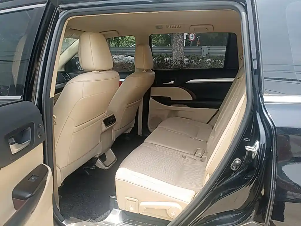 Фото 17 - Toyota Highlander