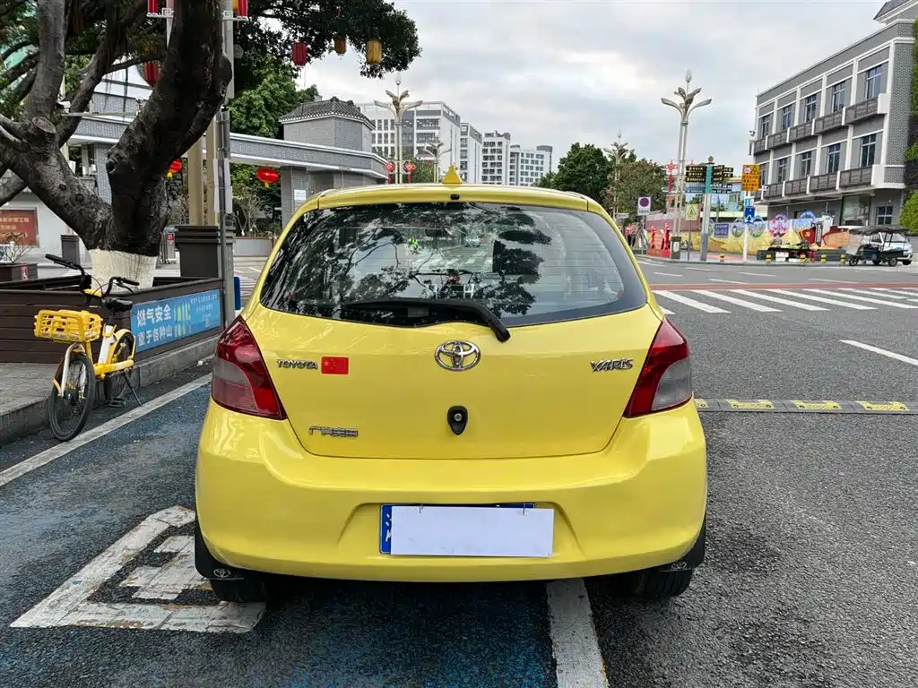 Toyota Yaris 2011 1.6E Auto Charm Edition фото 4