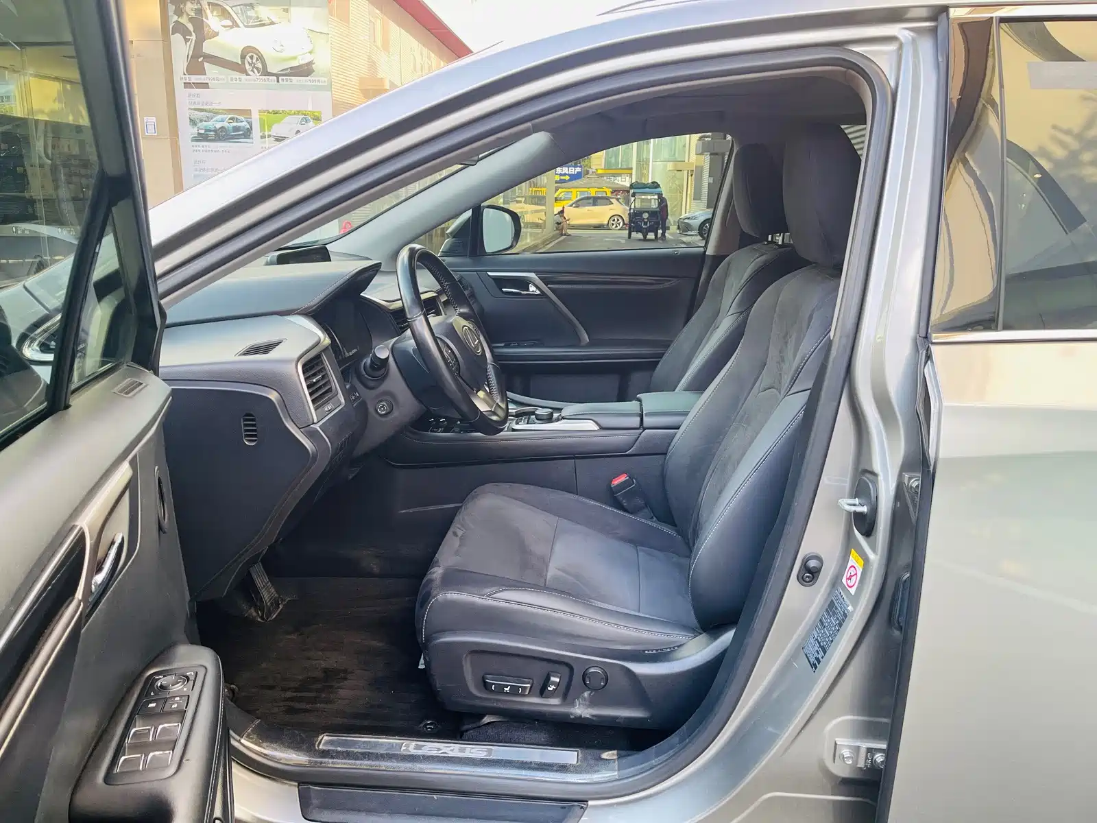 Photo 4 - Lexus RX