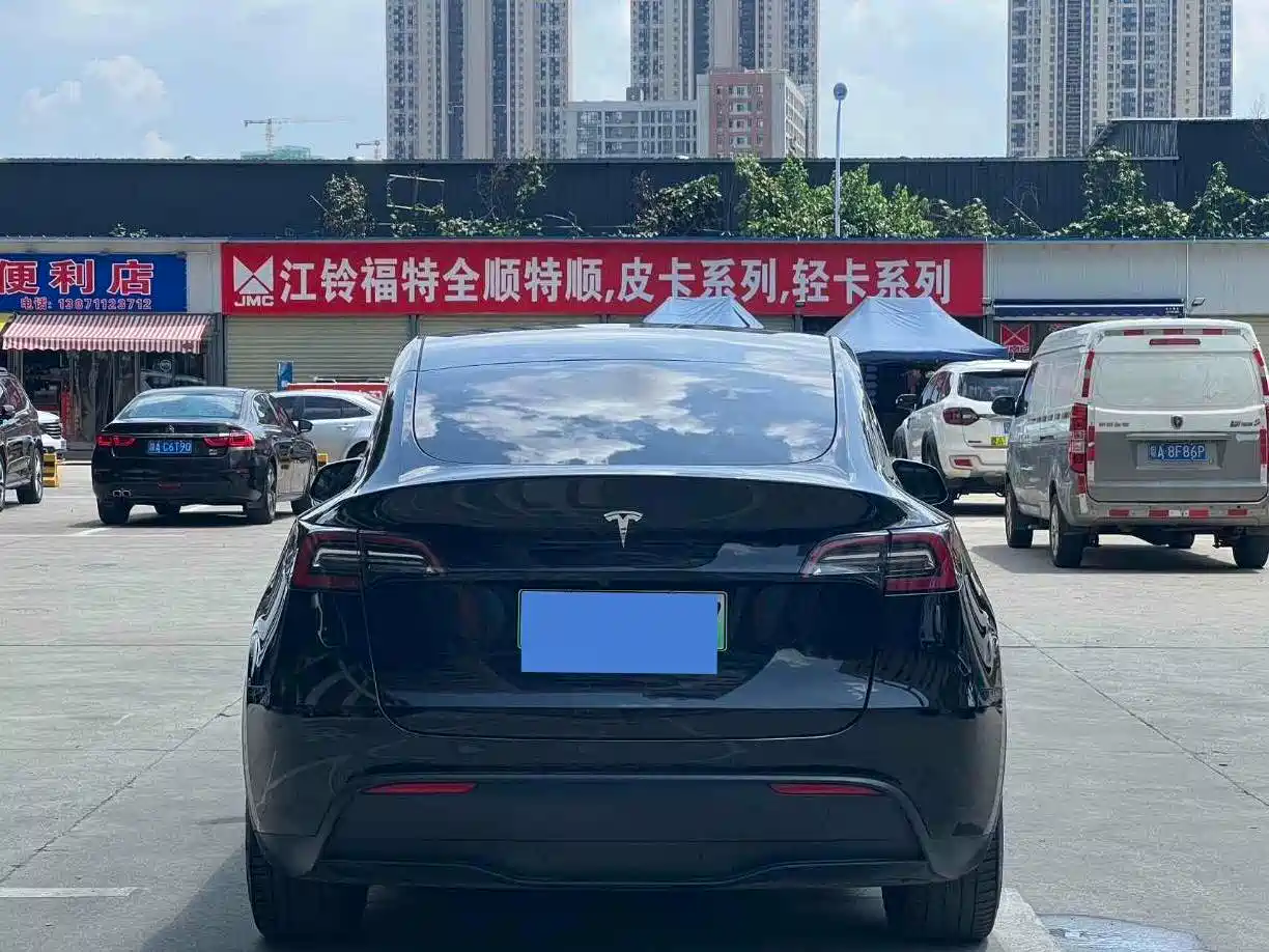 TESLA MODEL Y