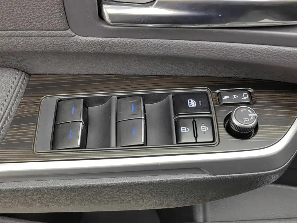 Photo 9 - Toyota Granvia