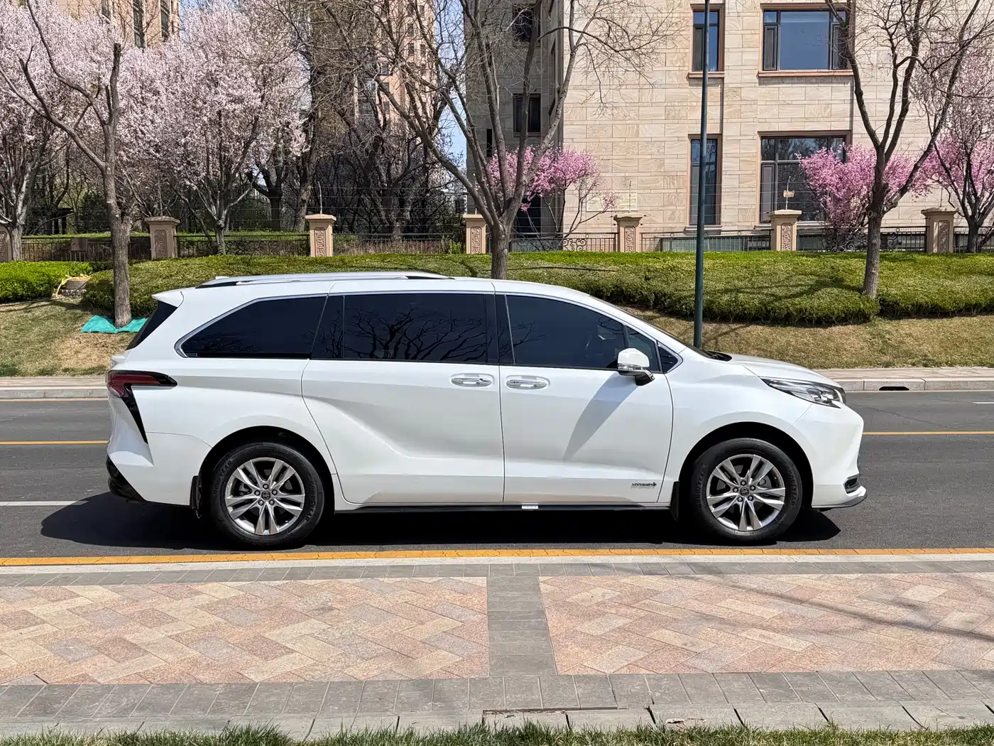 Toyota Sienna 2021 2.5L Hybrid Ultimate Edition фото 7
