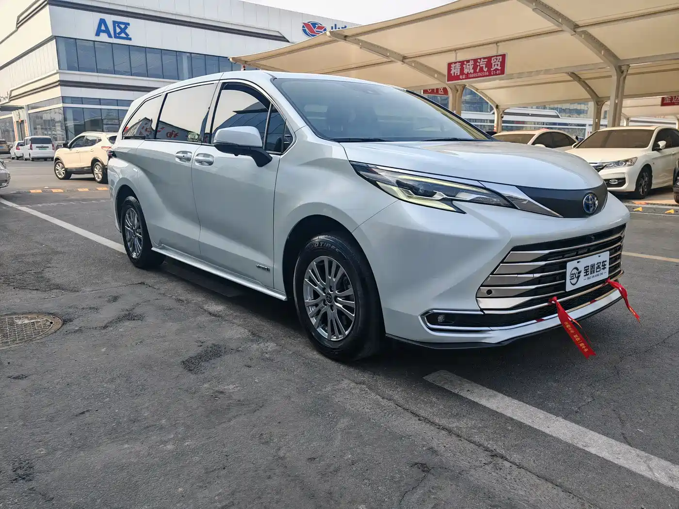 Toyota Sienna 2023 2.5L Hybrid Comfort Edition фото 3