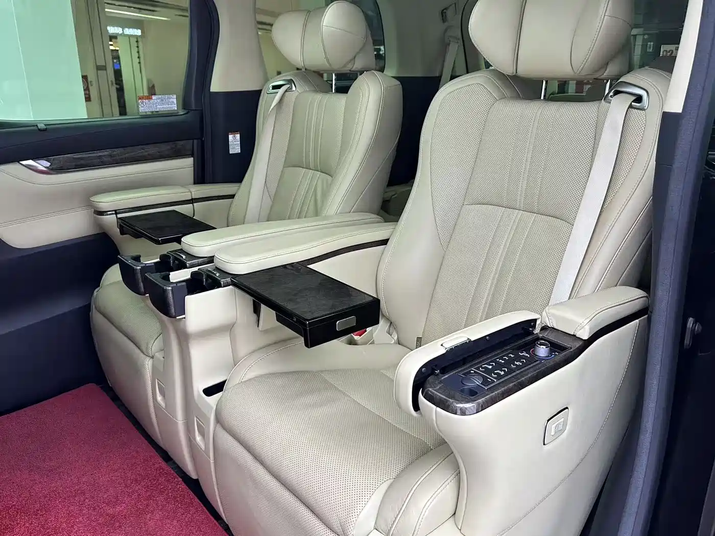 Toyota Vellfire 2019 Hybrid 2.5L HV Premium Edition фото 6