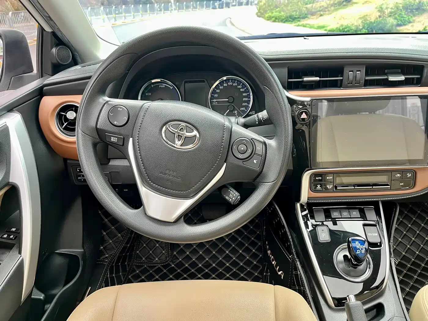 Toyota Corolla Twin Engine E+ 2020 1.8L E-CVT Comfort Edition фото 9