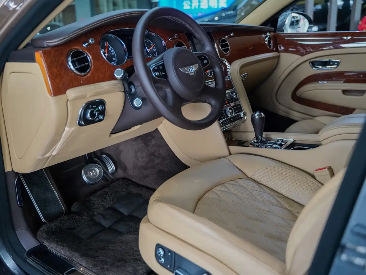 Bentley Mulsanne 2017 6.8T Long Wheelbase фото 2