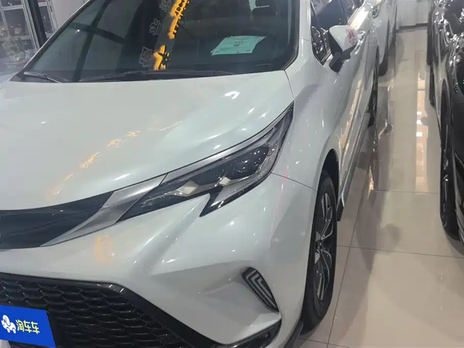 Toyota Granvia 2023 2.5L Hybrid Luxury Edition фото 2