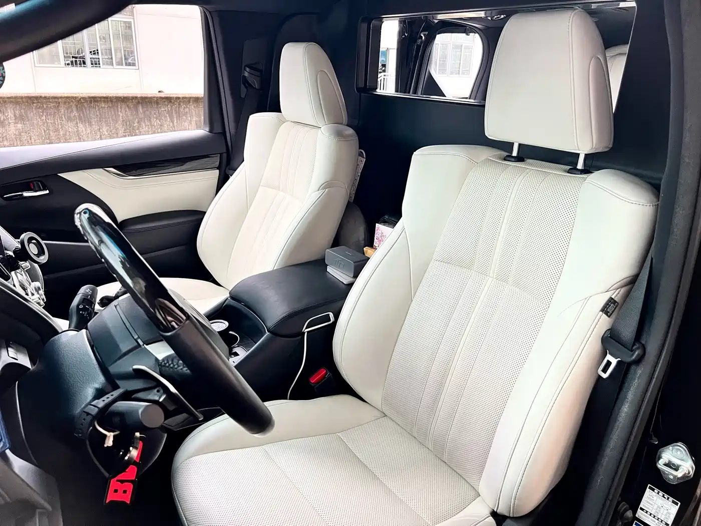 Lexus LM 2020 300h 4-Seat Imperial Edition фото 14