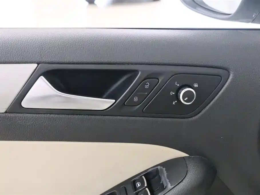 Volkswagen Sagitar 2012 1.4TSI Automatic Luxury фото 11