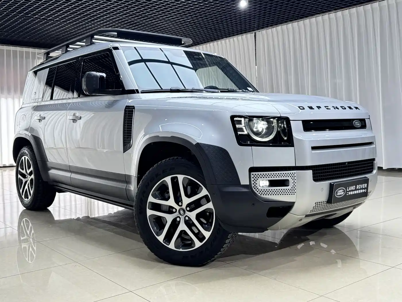 Land Rover Defender 2020 110 P400 Launch Matte Silver Special Package Edition фото 3