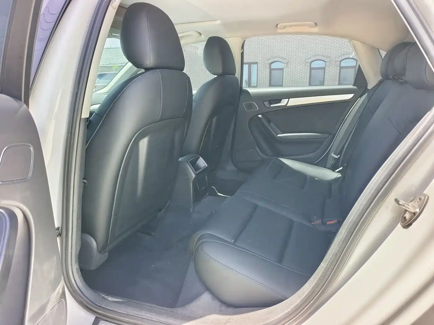 Audi A4L 2011 2.0 TFSI Standard фото 9