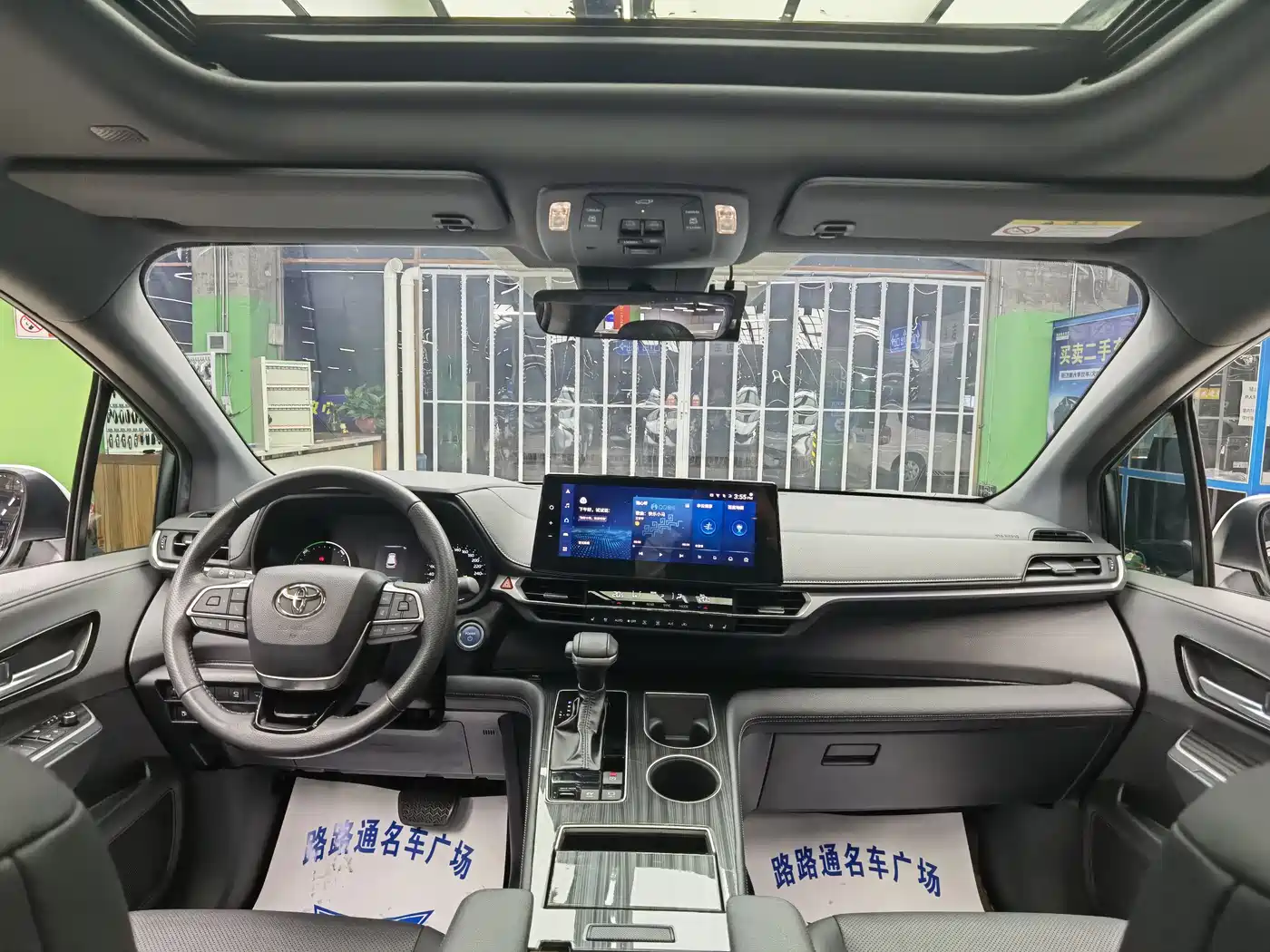 Toyota Sienna 2023 2.5L Hybrid Premium Edition фото 7