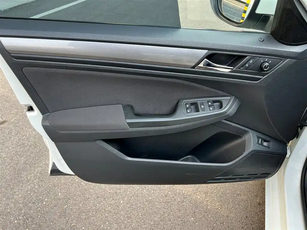 Volkswagen Bora 2017 1.6L Automatic Fashion Edition фото 9