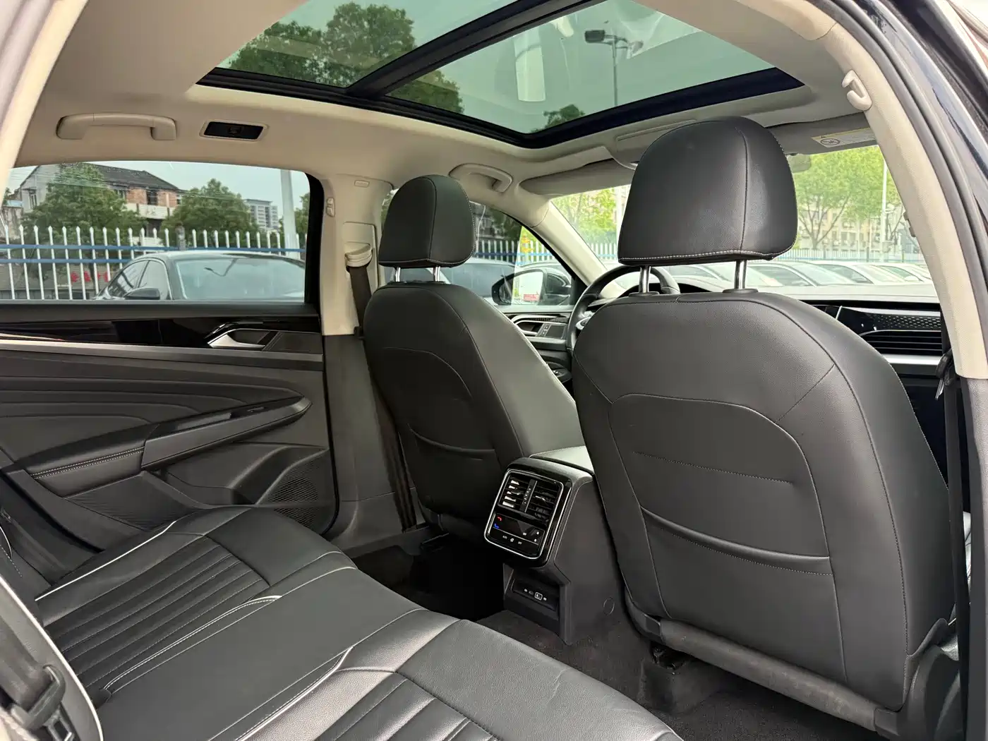 Volkswagen Passat 2022 330TSI Elite Edition фото 15