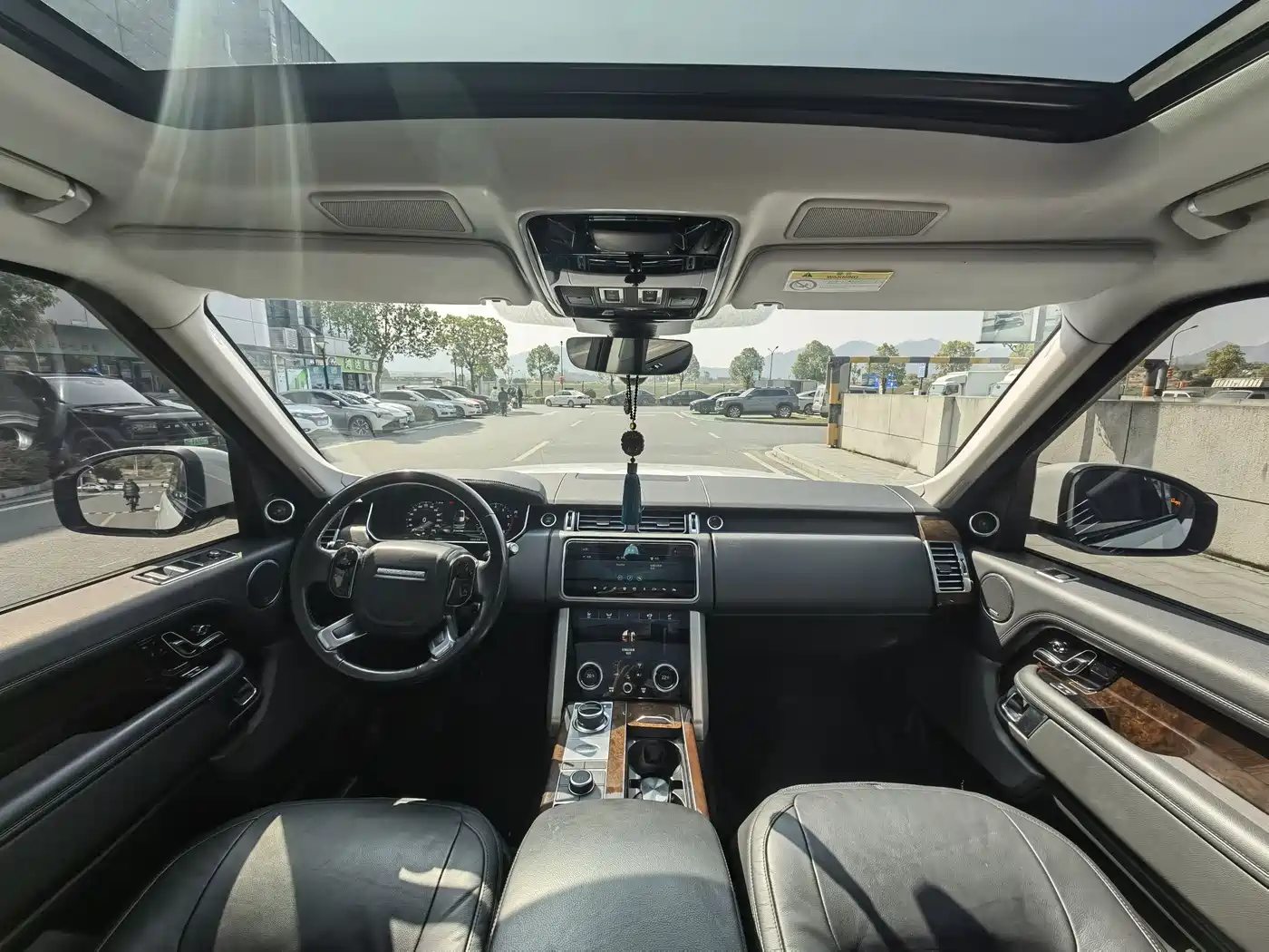 Land Rover Range Rover 2022 3.0 L6 360PS Golden Age Edition фото 13