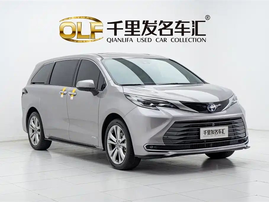 Toyota Sienna 2023 2.5L Hybrid Premium Edition фото 3