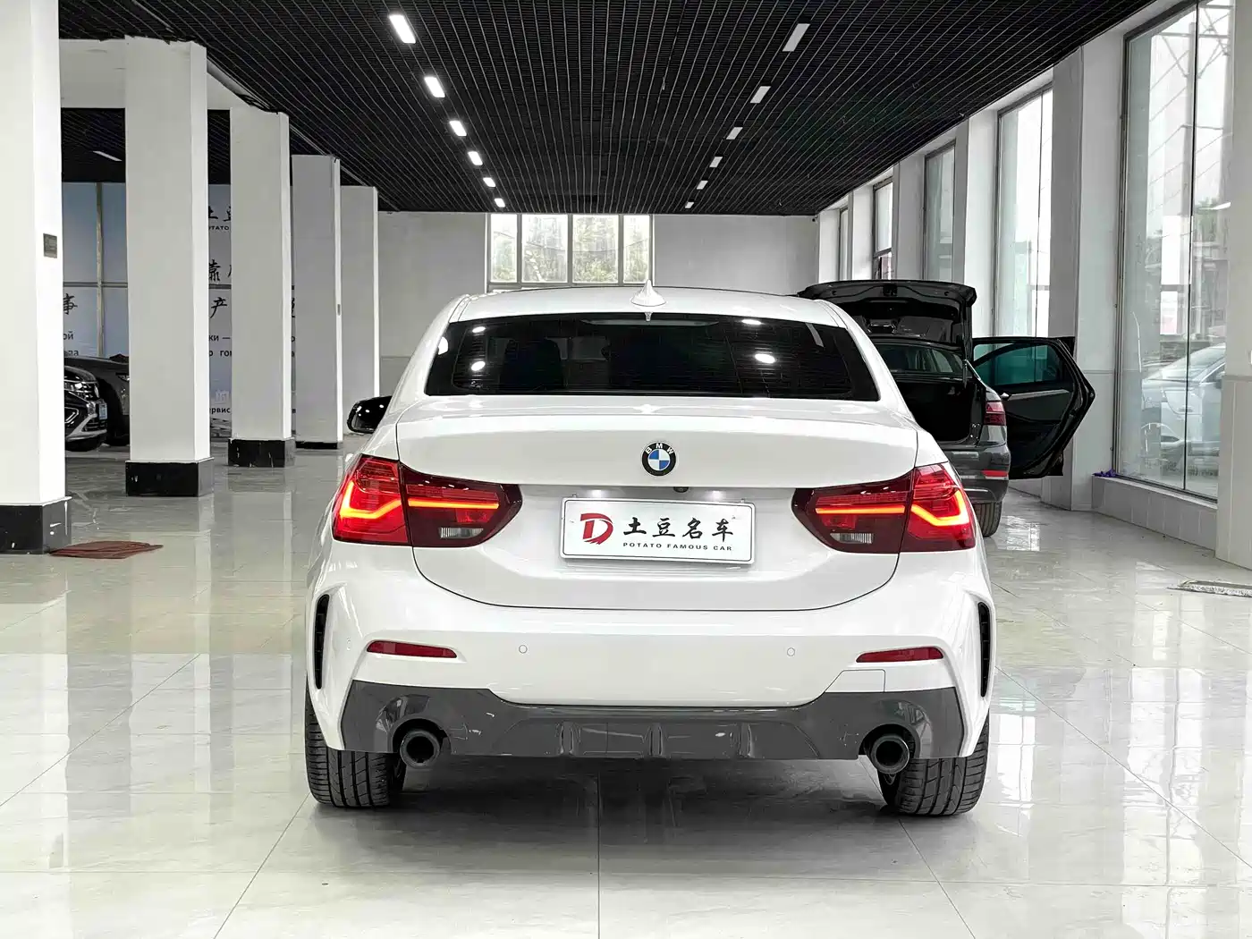 BMW 1 Series 2023 120i M Sport Shadow Edition фото 5