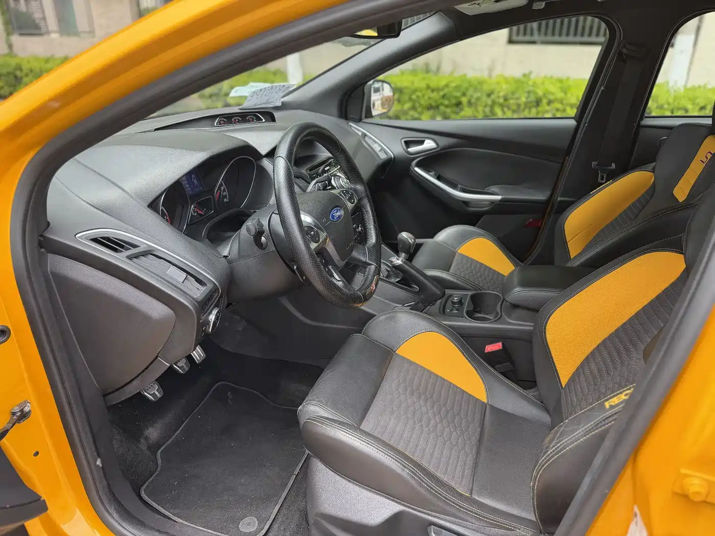Ford Focus (Import) 2013 2.0T ST Orange Edition фото 9