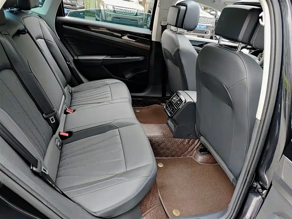 Volkswagen Passat 2025 Outstanding 330TSI Elite Edition фото 11