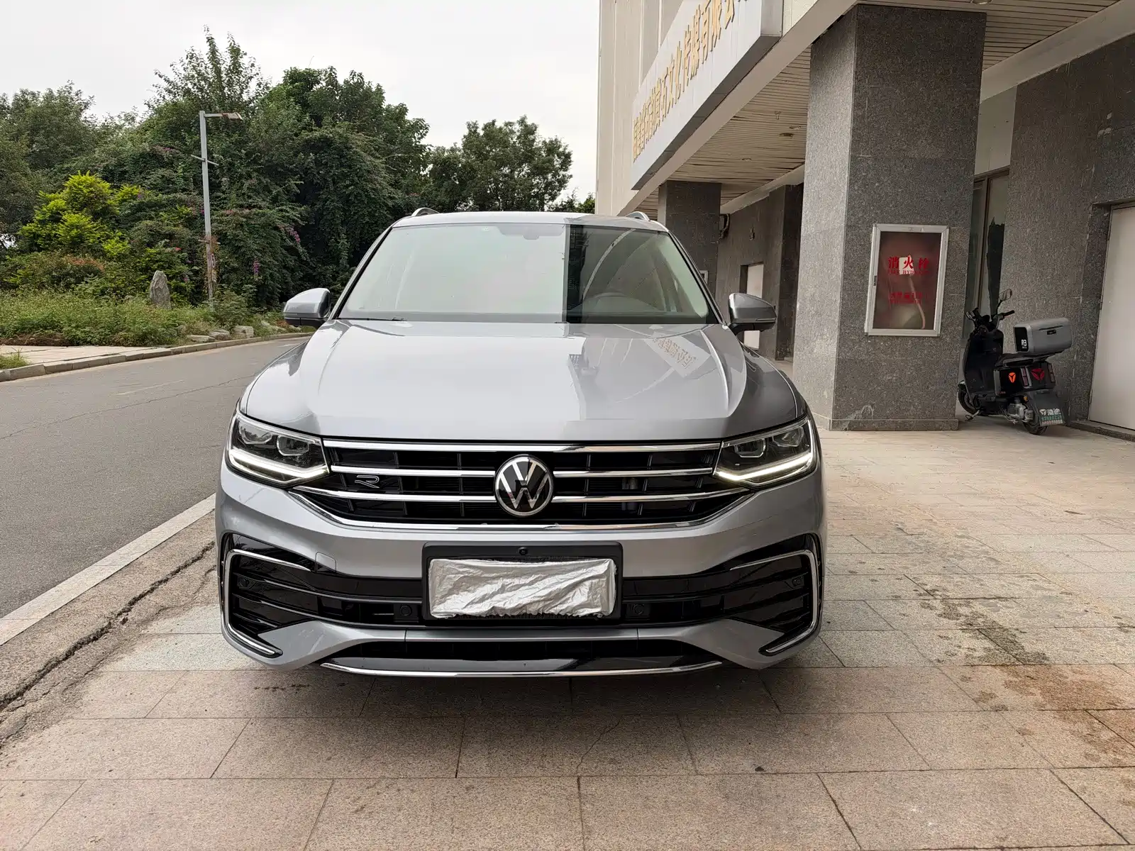 Photo 2 - Volkswagen Tiguan L